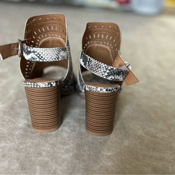 Faux snake skin size 9 (us) peep toe sling back booties - Picture 3 of 5